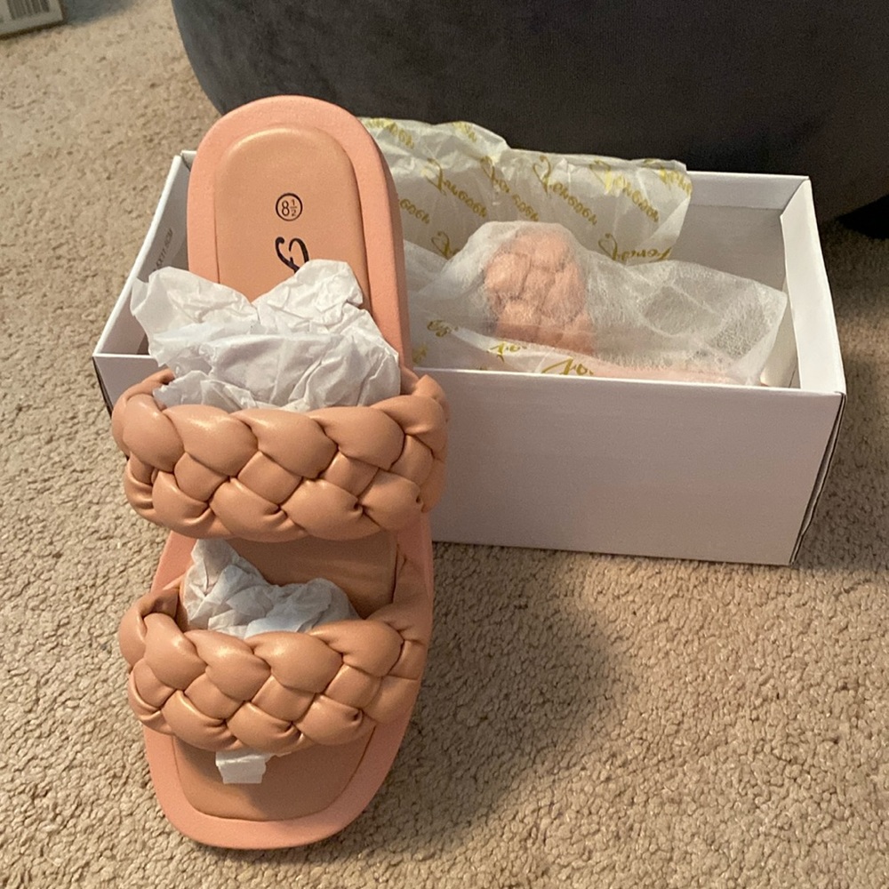 Blush puffy slides
